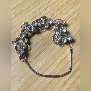 Elegant Silver tone leaf pattern Bracelet